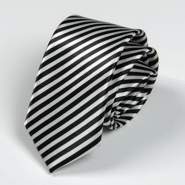 Corbata de hombre con rayas y lunares a cuadros pequeños en blanco y negro