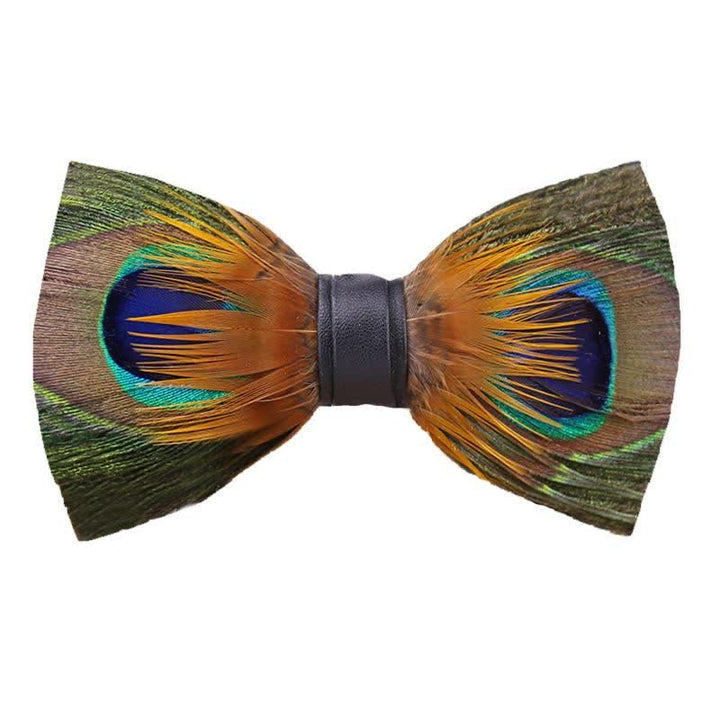 Pajarita con plumas y prendedor de solapa con ojos de pavo real verde