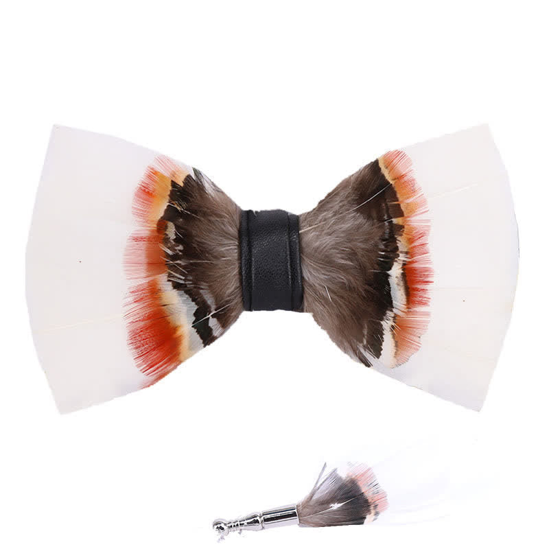 Elegante pajarita de plumas blancas con prendedor de solapa