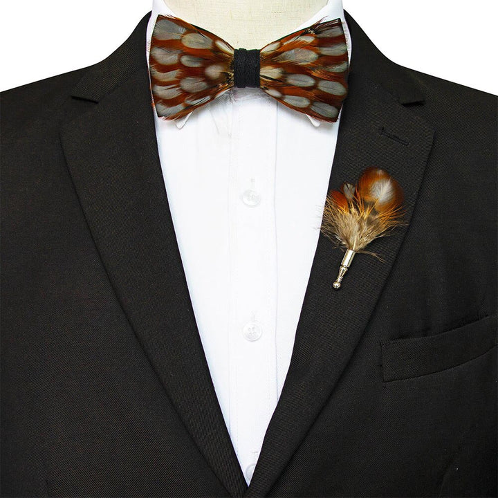 Pajarita de plumas cálidas de color naranja y blanco con broche de solapa