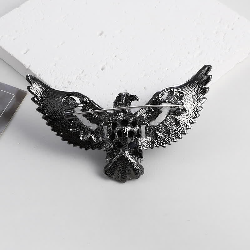 Broche con gema de halcón volador para hombre