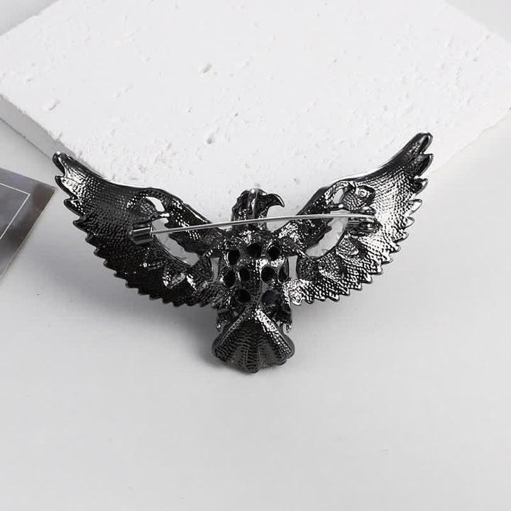 Broche con gema de halcón volador para hombre