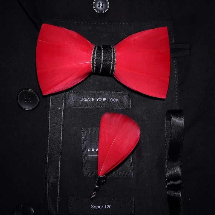 Pajarita clásica de plumas de color rojo liso con prendedor de solapa