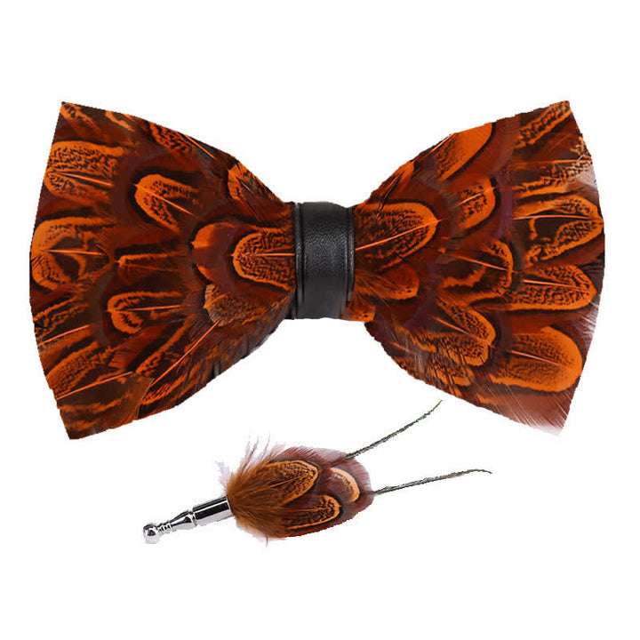 Pajarita con plumas de pavo real naranja y negra y broche de solapa