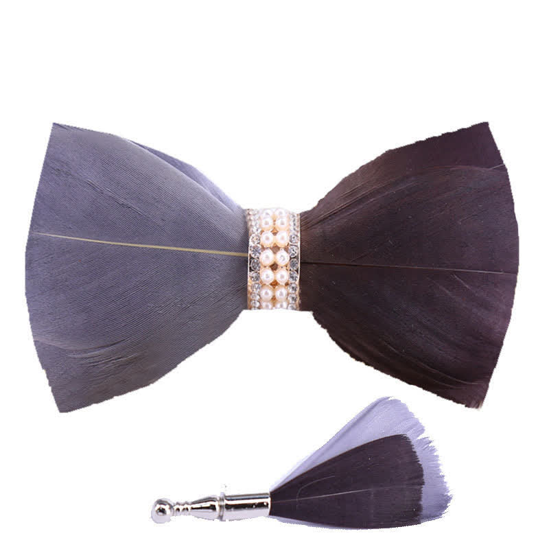 Pajarita con plumas de perla brillante en gris y marrón y broche de solapa