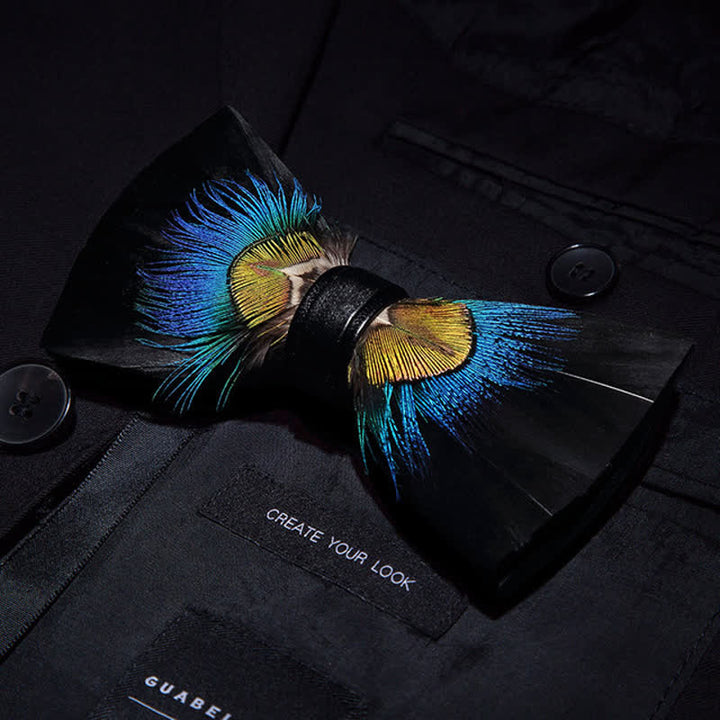 Pajarita con plumas de faisán azul y negro y broche de solapa