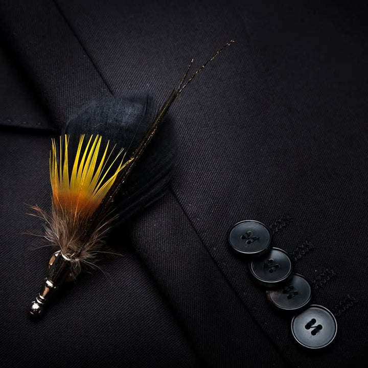 Pajarita de plumas de noche amarillas y negras para niños con prendedor de solapa