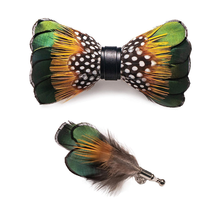 Pajarita vintage con plumas en verde bosque y naranja y broche de solapa