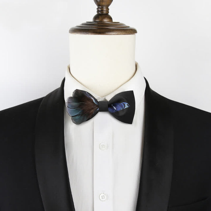 Pajarita con plumas de urraca en negro y azul