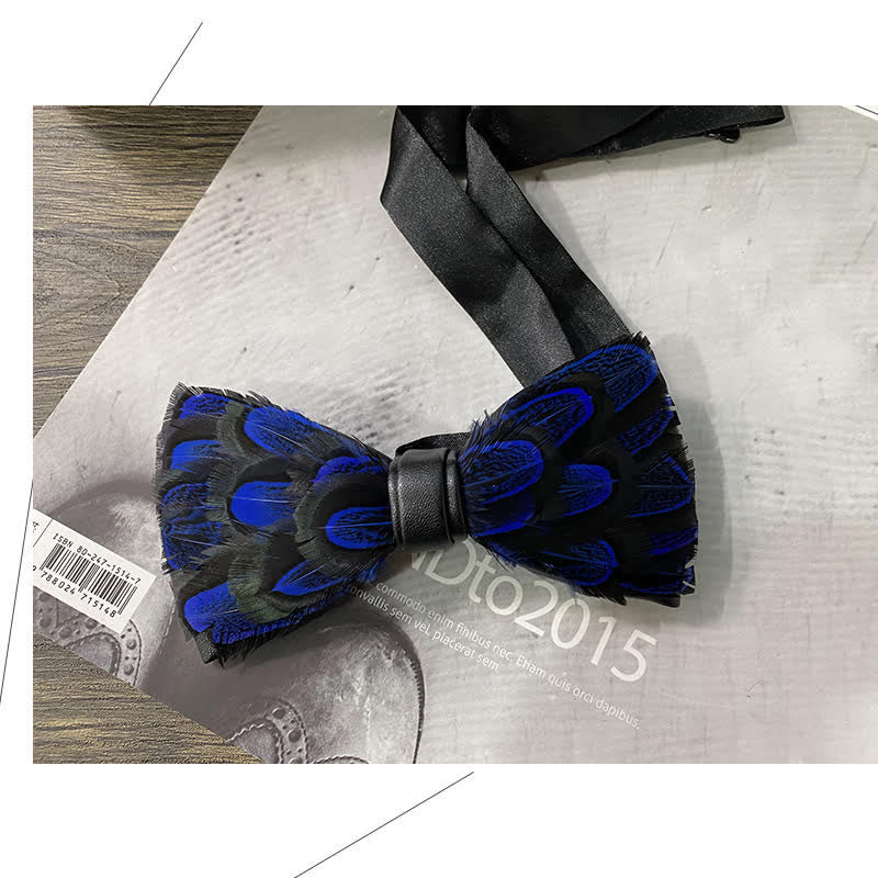 Pajarita con plumas de pavo real en azul medianoche y negro y broche de solapa