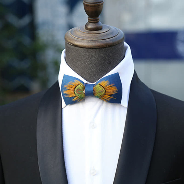 Pajarita majestuosa con plumas de pavo real en azul y amarillo