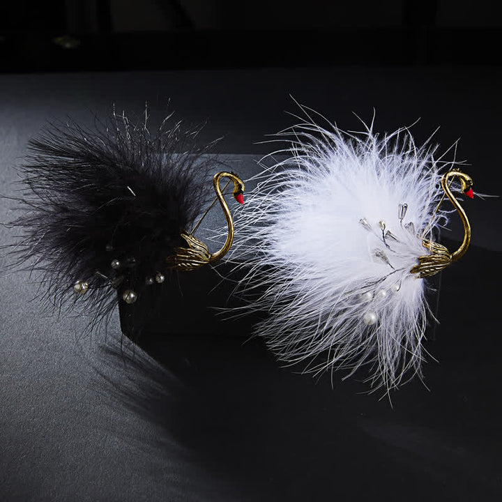 Broche de plumas de cisne de peluche blanco y negro para mujer