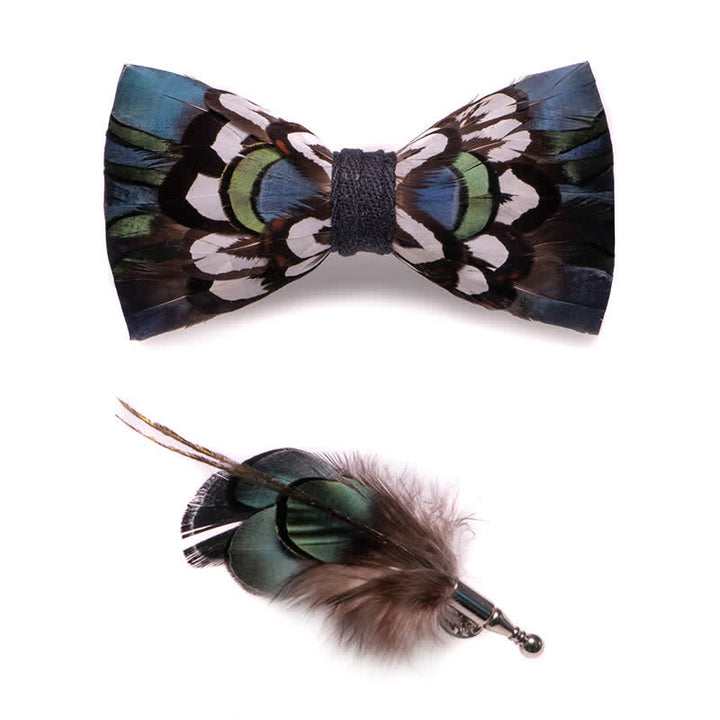 Pajarita con plumas color verde azulado oscuro y broche de solapa