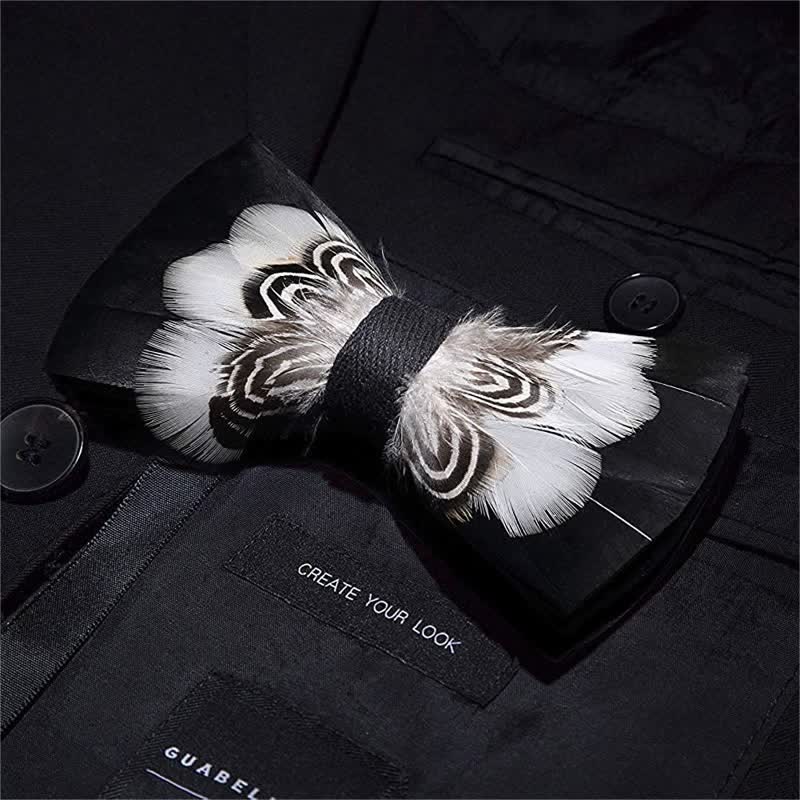 Pajarita con plumas y estampado de tigre en blanco y negro con alfiler de solapa