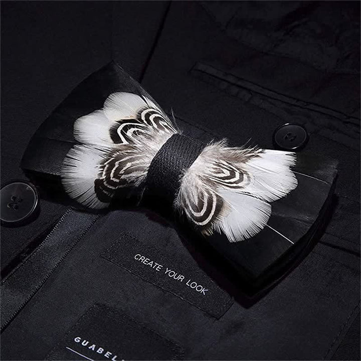 Pajarita con plumas y estampado de tigre en blanco y negro con alfiler de solapa