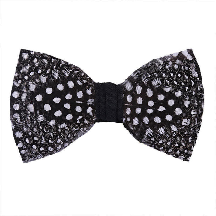 Pajarita con plumas y lunares en blanco y negro con broche de solapa