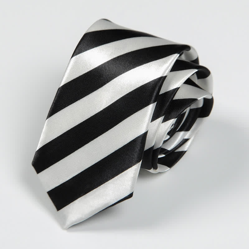Corbata de hombre con rayas y lunares a cuadros pequeños en blanco y negro