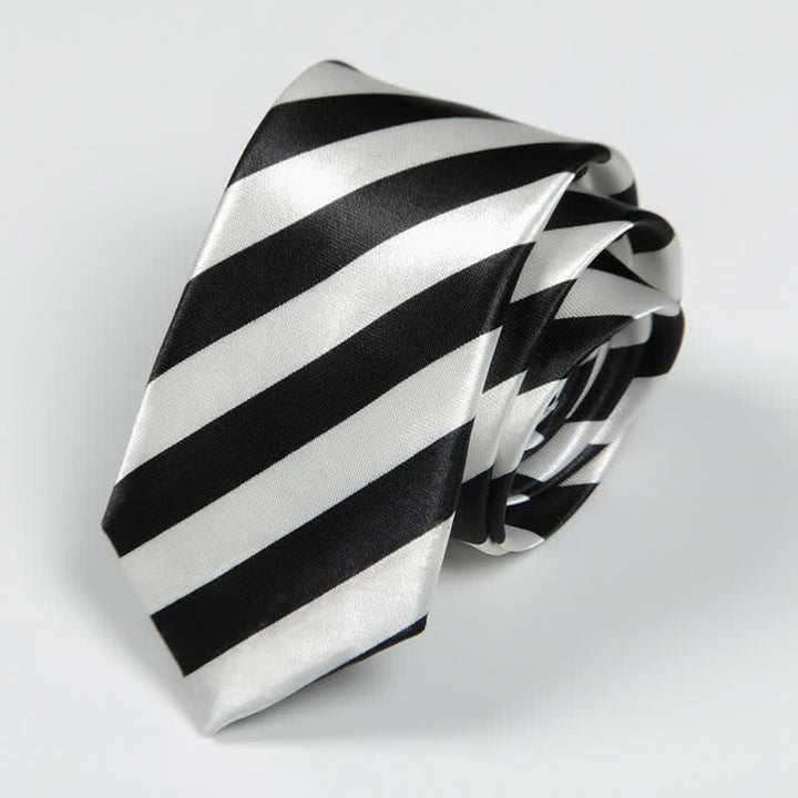 Corbata de hombre con rayas y lunares a cuadros pequeños en blanco y negro