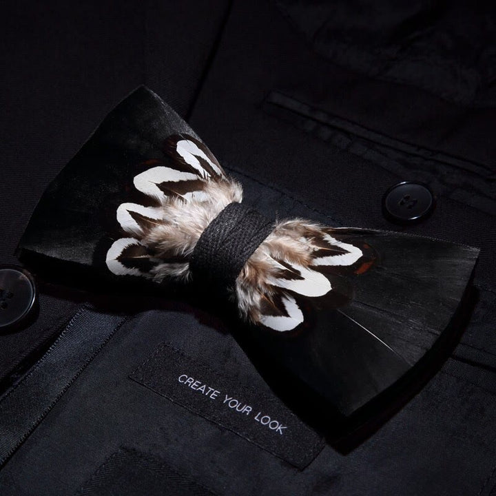 Pajarita con plumas y estampado en blanco y negro con alfiler de solapa