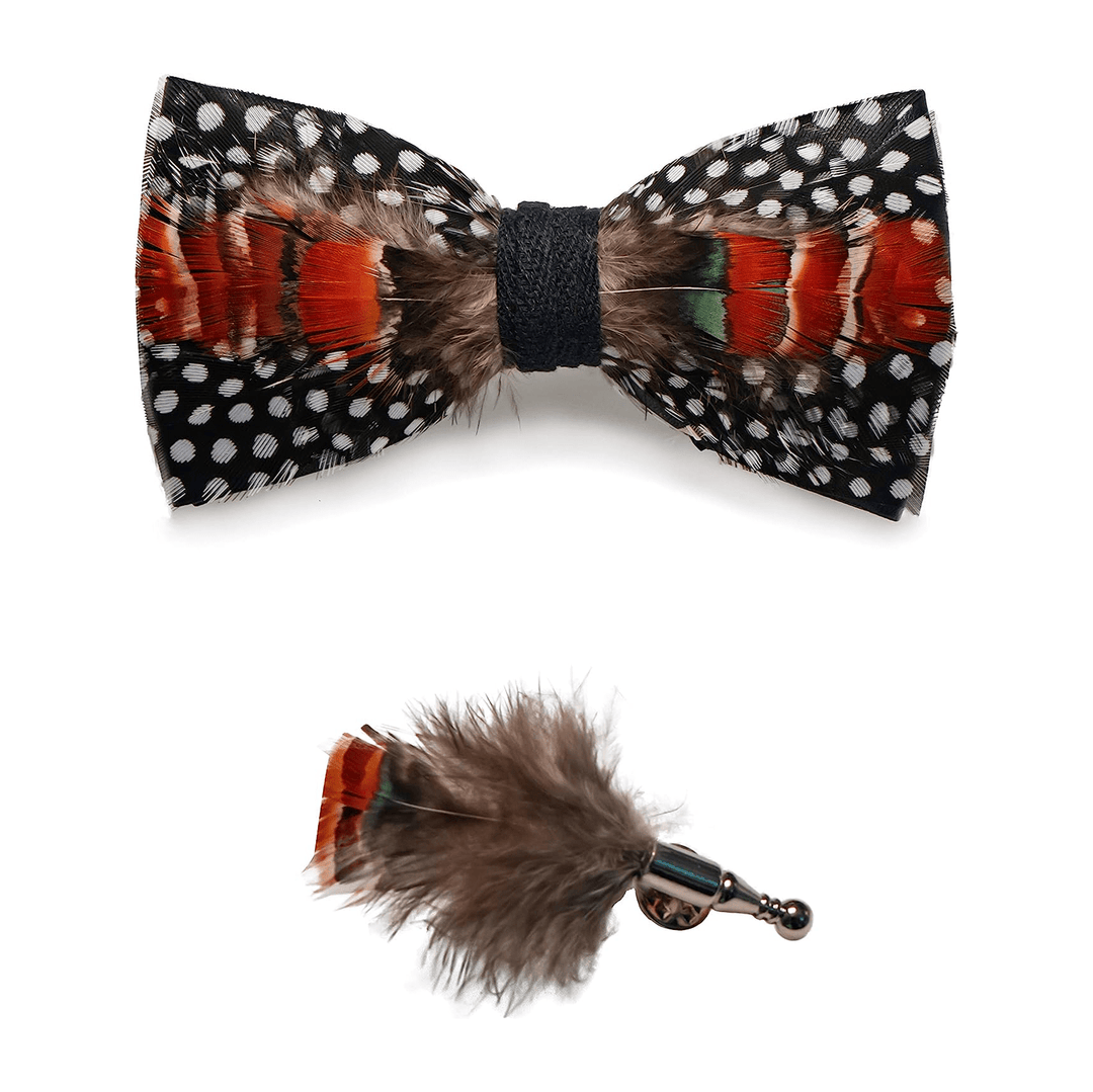 Pajarita con plumas de lunares en blanco, naranja y negro y broche de solapa