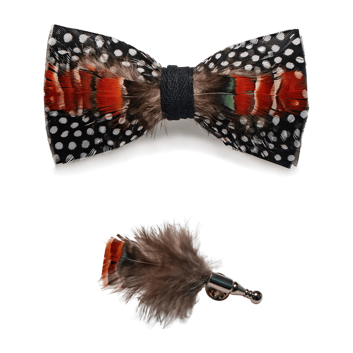 Pajarita con plumas de lunares en blanco, naranja y negro y broche de solapa