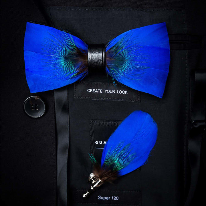 Pajarita de plumas de pavo real azul Oxford para niños con prendedor de solapa
