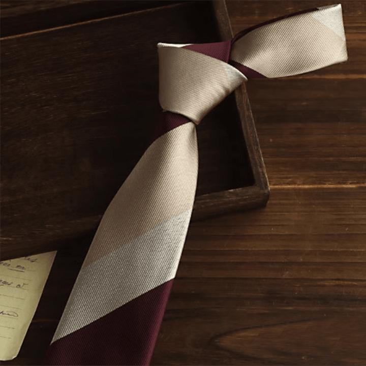 Corbata de rayas diagonales beige y burdeos para hombre 