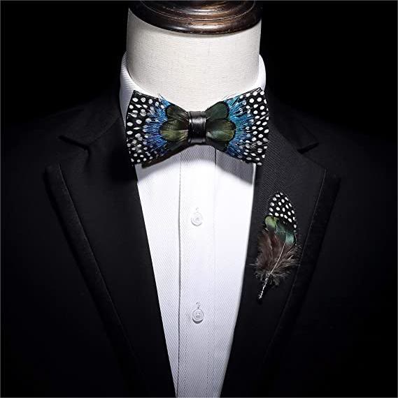 Pajarita con plumas y lunares verdes y azules con broche de solapa