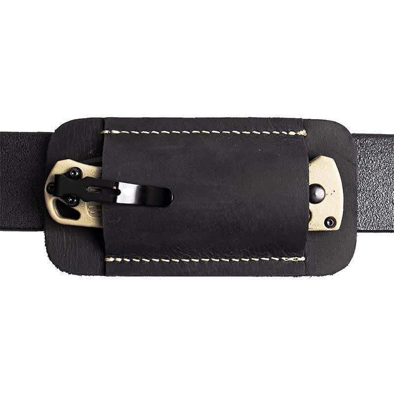 Bolso de cuero con cinturón y parte inferior abierta para transporte horizontal
