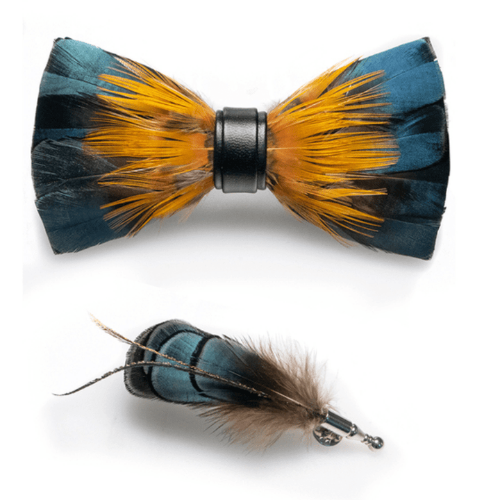 Pajarita con plumas de martín pescador en verde bosque y amarillo y broche de solapa