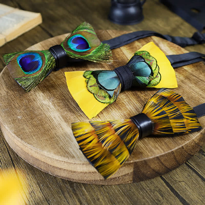 Colección de pajaritas con plumas de pavo real amarillas