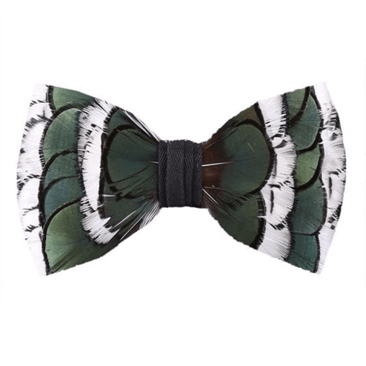 Pajarita con plumas en capas de color verde oscuro y blanco y broche de solapa