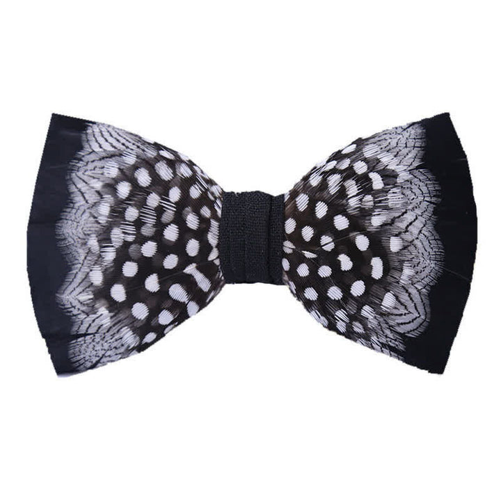 Pajarita de plumas entrelazadas en blanco y negro con prendedor de solapa