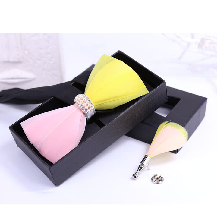 Pajarita con plumas de perla brillante rosa y amarilla con broche de solapa