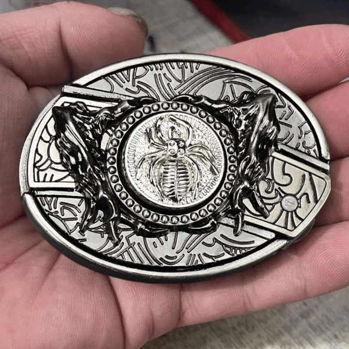 Cinturón de cuero con diseño de araña giratoria para hombre con navaja plegable