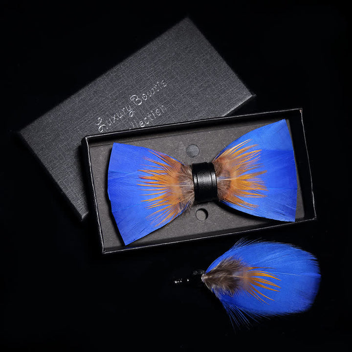 Pajarita con plumas en azul real y naranja con broche de solapa