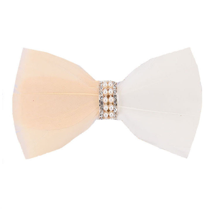 Pajarita con plumas de perla brillante en blanco y rubor y broche de solapa