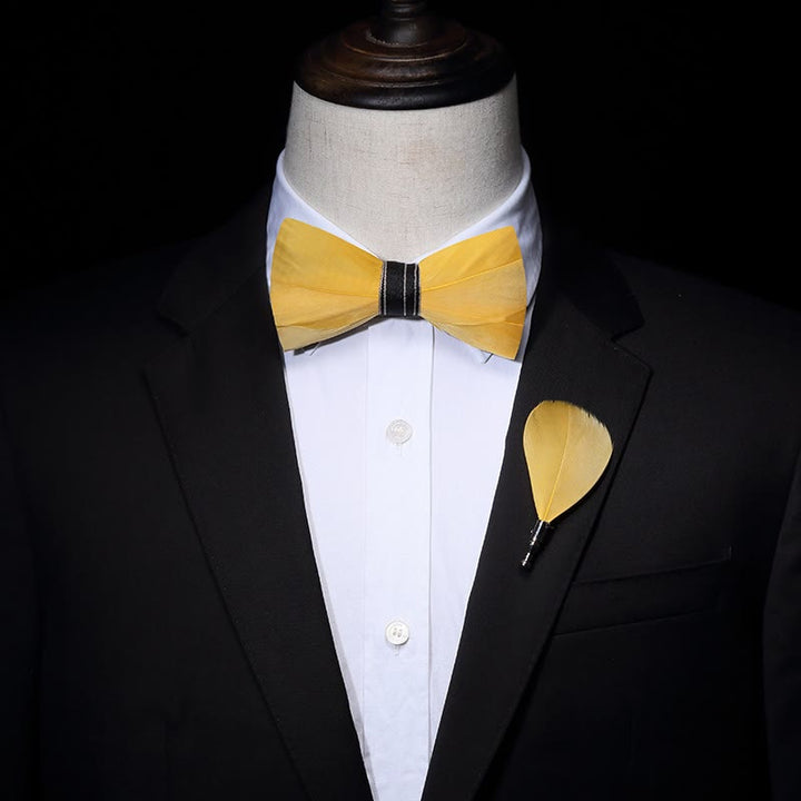 Pajarita con plumas de color amarillo brillante y broche de solapa