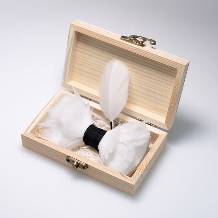 Pajarita elegante de plumas blancas y negras para niños con prendedor de solapa