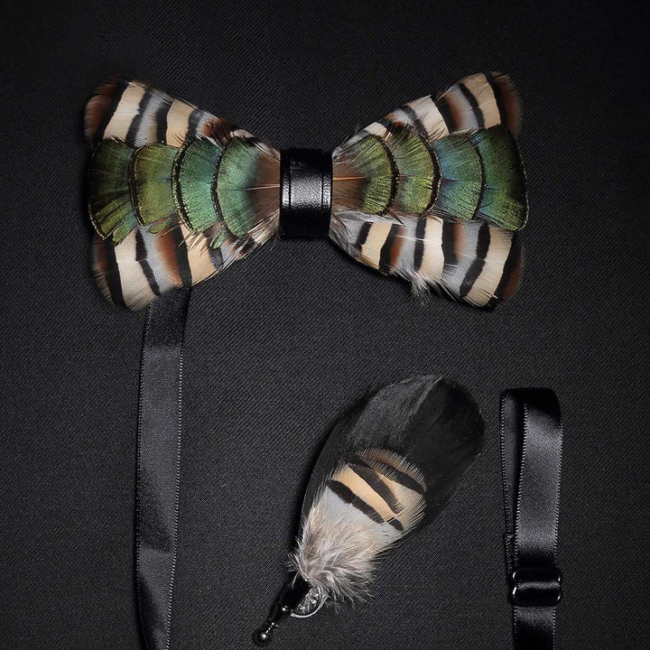 Pajarita con plumas de ganso verde y beige y broche de solapa