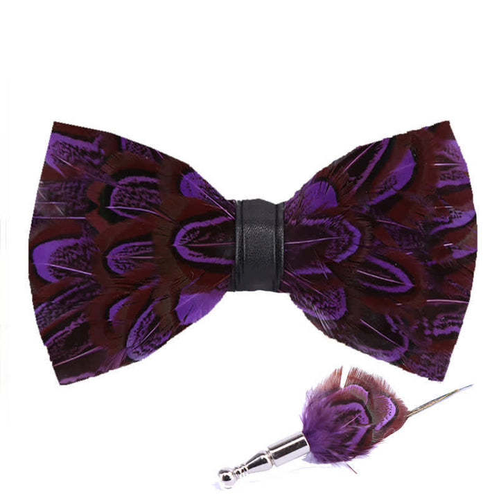 Pajarita con plumas color morado y ladrillo refractario y alfiler de solapa