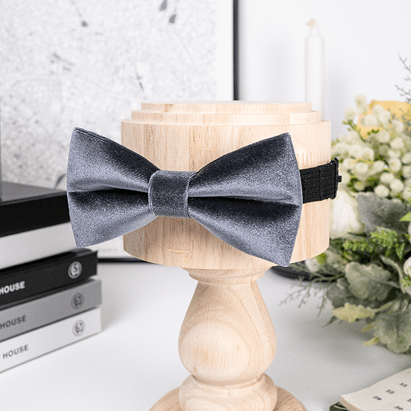 Pajarita de terciopelo de color liso gris carbón para hombre