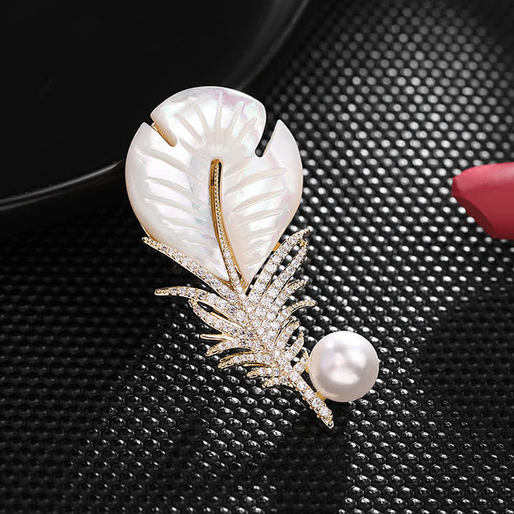 Broche de plumas con concha de perla para mujer