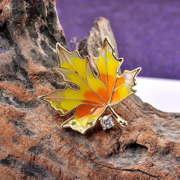 Broche de hoja de arce dorada otoñal para mujer