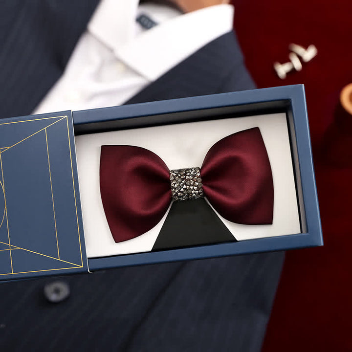 Pajarita con detalles brillantes en el centro para hombre