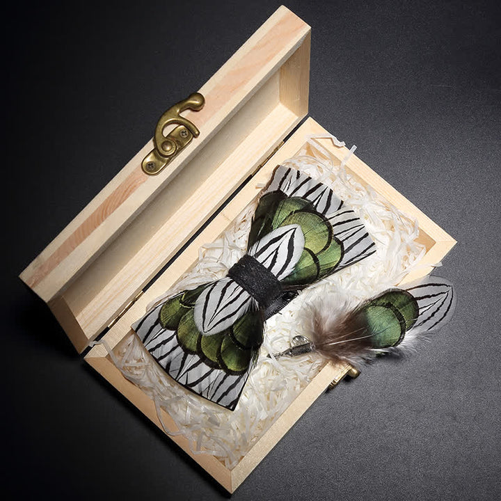 Pajarita con plumas de bosque verde y blanco y broche de solapa