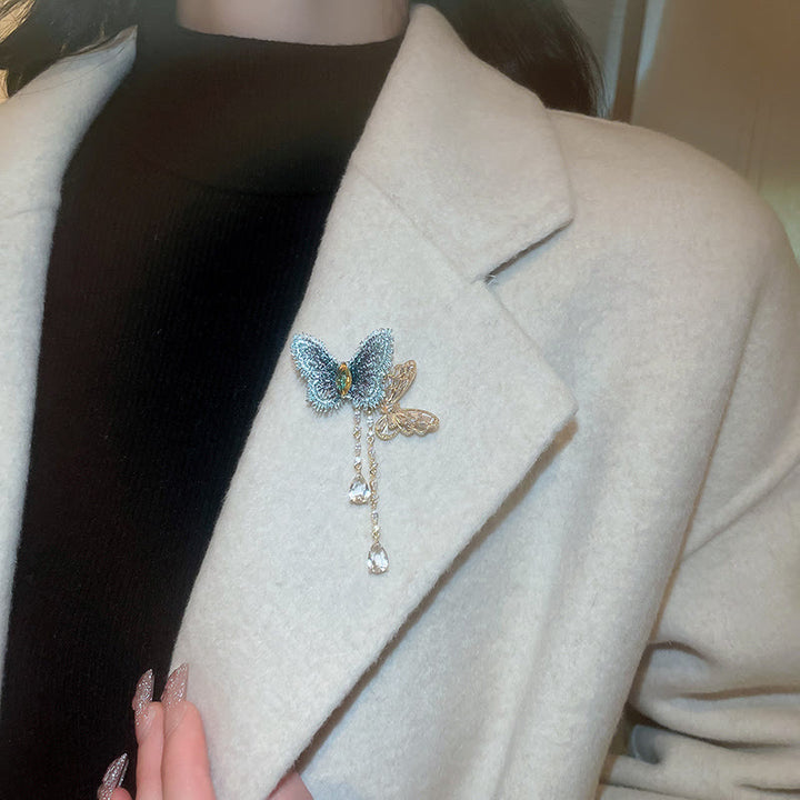 Broche elegante con borlas de mariposa azul para mujer