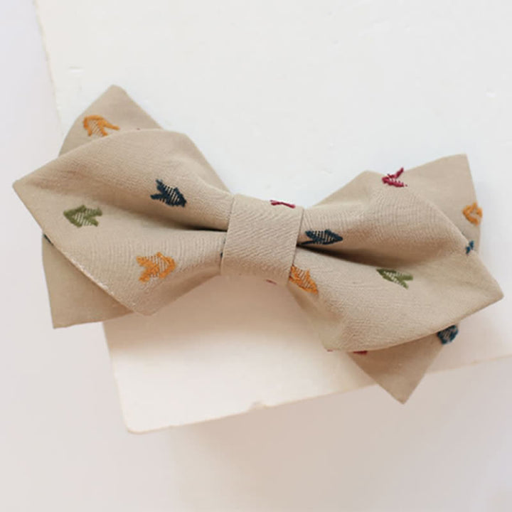 Pajarita con flechas bordadas en color caqui para hombre