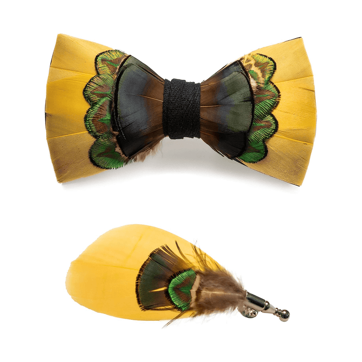 Pajarita infantil con plumas de pavo real de color amarillo brillante y verde y broche de solapa