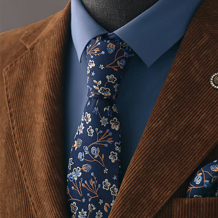 Corbata de hombre con estampado floral misterioso en azul marino y blanco 